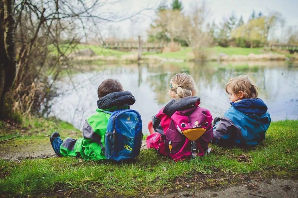 kinderen met Deuter-rugzakken