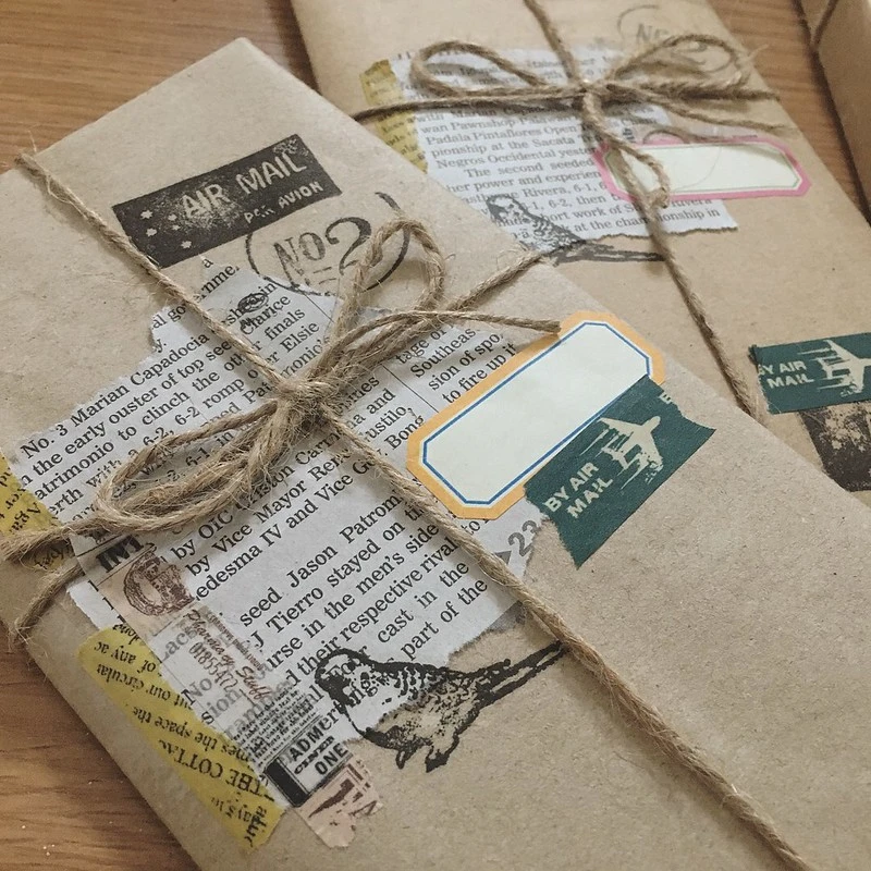Cadeaus inpakken in krantenpapier
