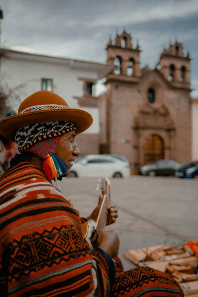 Inwoner van Cuzco in traditionele Incakleding