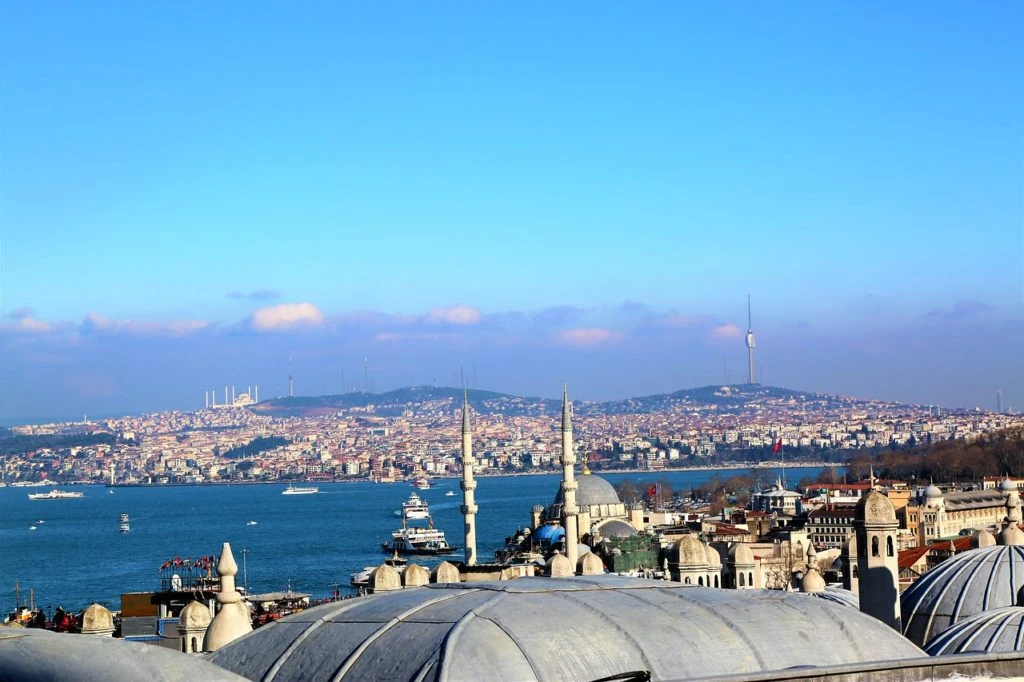 De Bosporus-straat, die Istanbul verdeelt in een Aziatisch en Europees deel